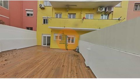 Apartamento T1 com Terraço a 7 minutos a pé da Estação de Comboios da Amadora totalmente remodelado com Sala+ Cozinha equipada em Open Space, com : - Forno - Placa - Exaustor - Termo acumulador - Máquina de lavar Louça - Máquina de Lavar Roupa - Comb...