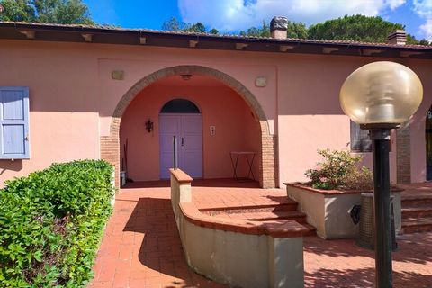 Cette belle résidence située dans la région de villégiature populaire de la Toscane est dotée d'une terrasse privée et d'un accès aux piscines communes. Il est très approprié pour des vacances en famille ou entre amis.La maison de vacances est située...