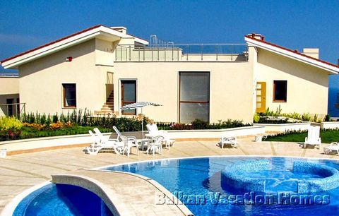 Diese schöne Villa mit Meerblick befindet sich in Byala, 50 km südlich von Varna und 70 km nördlich von Burgas. Die Villa bietet einen Panoramablick auf das Meer und ist nur 350 Meter vom Strand entfernt. Die Villa hat eine Wohnfläche von 253,70 m2 u...