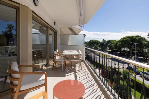 Cannes Croisette: A 3 bedrooms apartment of over 95 sqm with a beautiful terrace, located in a high-standing residence with a caretaker on the Croisette. The apartment consists of an entrance, a bright living room with panoramic windows opening onto ...