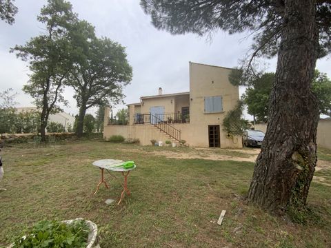 Dans un village avec commodités, à 12 Km d'Uzès, l'agence Sindy Micots Immobilier  vous propose cette maison de bonne construction sur un terrain de 1200m2 avec de beaux arbres et piscinable. Elle se compose d'une large entrée déservant de part et d'...