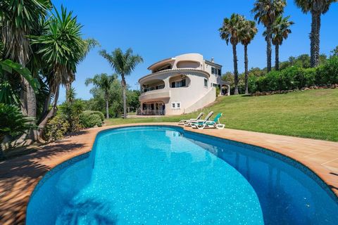 Située dans le charmant village de Boliqueime à Loulé, cette luxueuse villa T5 offre une architecture moderne et des vues panoramiques à couper le souffle. Son emplacement paisible en fait un refuge tranquille tout en étant à proximité des commodités...