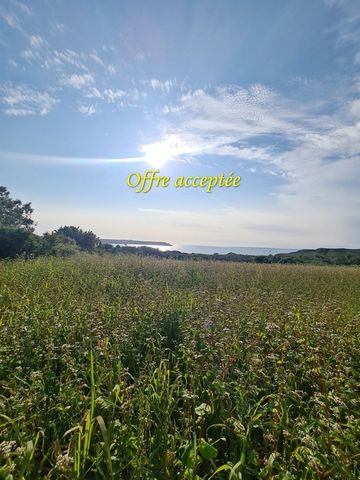 Secteur Pen Ar Créac'h, à proximité de la plage de TREZ ROUZ, Venez découvrir ce terrain de 1782m² avec VUE MER, en zone agricole, Non borné, non viabilisé, ne peut être bâti. Interdiction caravane, mobilhome, structure, A ne pas manquer! Les honorai...