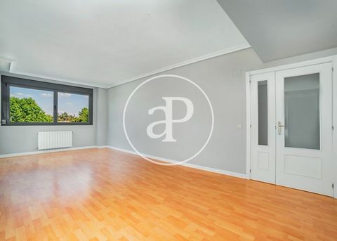 Wohnung von 94 m2 mit Terrasse von 9m2 und Ausblicke Im Großraum von Encinar de los Reyes, La Moraleja. Die Immobilie hat 2 Zimmer, 2 Bäder, Pool, 1 Parkplatz, Klimaanlage, Einbauschränke, Waschküche, Garten, Heizung und Pförtner. Ref. VMN2302007 Fea...