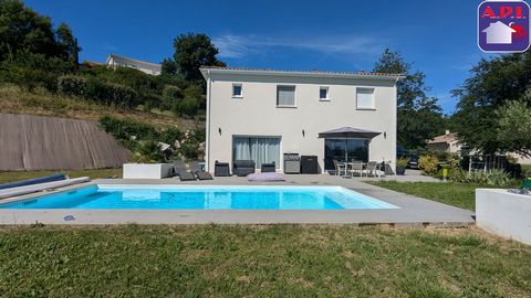 VILLA T5 WITH SWIMMING POOL Ideally located facing the Pyrenees, quiet but close to schools and shops in the village of Nailloux, this house of 130m² of living space will delight your whole family. Its layout on two levels offers a living room of alm...