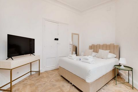 Checkmyguest offers you this magnificent 18m² studio apartment, both comfortable and elegant. You'll find it in the plush and charming district of Auteuil, in the heart of Paris' 16th arrondissement. Nestled close to the Bois de Boulogne and the Sein...