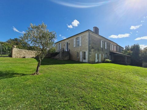 Lovers of stone, authenticity and old-world charm, this 18th century mansion will surely seduce you. Located at the gateway to Tarn-et-Garonne, just 20 minutes from the magnificent town of Lectoure in the Gers (32), this characterful residence is a t...