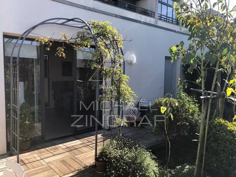 Atypical flat in a luxury, secure residence. Located on the top floor with lift, this bright flat has its own private garden, terrace and patio. The spacious living area has plenty of storage space. A parking space and cellar are available for your c...