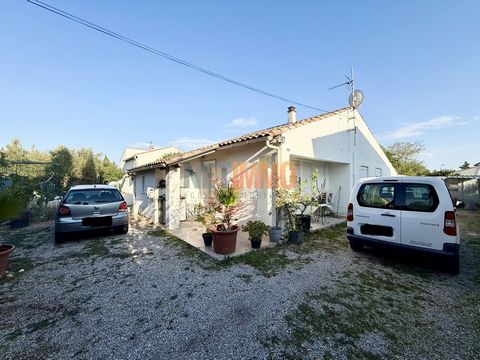 EXCLUSIVITE NETIMMO Uchaud : Dans ce charmant petit village, venez découvrir cette villa non mitoyenne de plain-pied d'environ 70m2 sur sa parcelle de 433m2 avec garage. Elle se compose d'un séjour, de 3 chambres, d'une salle d'eau, d'une buanderie e...