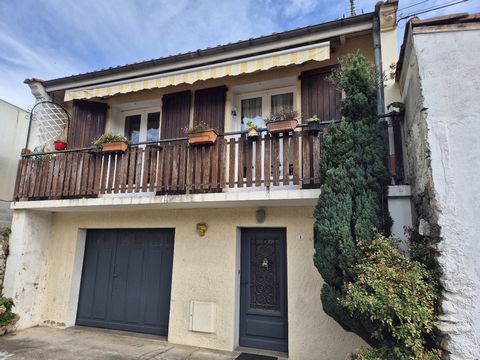 Montgailhard. T4 village house on R+1 with a large adjoining garage and 2 outbuildings that can be renovated with little means and with the possibility of creating an exterior or a beautiful terrace. This property is composed of a living room, a kitc...