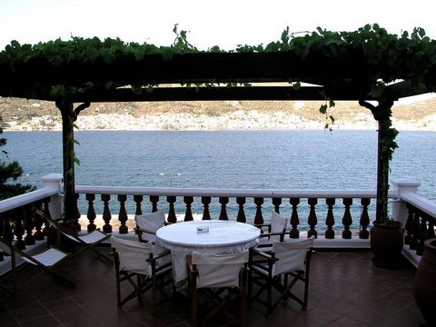 Freistehende Villa auf vier Ebenen, aus Stein und Porzellan in der charmanten Gegend von Malagaris, Samos. Baujahr 1936, 2000 und 2015 komplett renoviert. Im Wesentlichen drei unabhängige Häuser. Die beiden Obergeschosse bilden ein einziges Haus mit ...