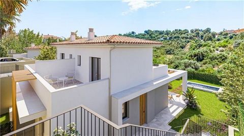 Nuovissimo. Villetta bifamiliare con giardino in ambito residenziale con piscina condominiale e giardini. Questa casa bifamiliare è costruita su un terreno di circa 346 m2 ed è composta da una casa di 153 m2 circa con soggiorno, cucina attrezzata e s...