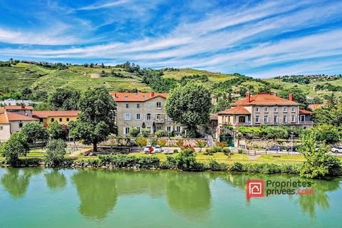 EN EXCLUSIVITÉ...:-) Cette fois-ci je vous invite à découvrir non pas un appartement ou une maison mais une pépite dans une charmante demeure d'exception, sécurisée au bord de l'eau où règnent le calme, la sérénité et les vignobles, sur la jolie comm...