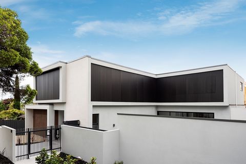 Een gloednieuw architectonisch meesterwerk, zorgvuldig samengesteld met een zeldzaam oog voor detail en uitgevoerd met het eigen niveau van zorg van een bouwer, deze ultramoderne residentie met vijf slaapkamers, vijf ensuite en studeerkamer is een pr...