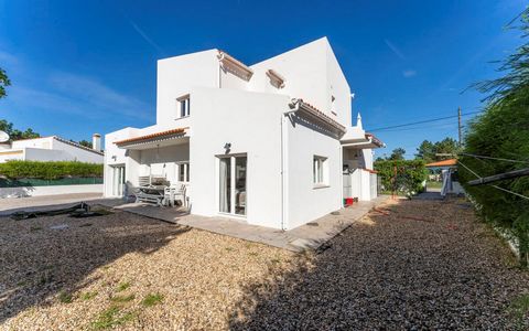 Haus in der Urbanisation Vale da Telha, mit einer Fläche von 200 m2, verteilt auf zwei Etagen, eingefügt in ein Grundstück mit 1140 m2. Das Hotel liegt in einer sehr zentralen Gegend in der Nähe von Supermärkten und Restaurants. Es wurde komplett ren...