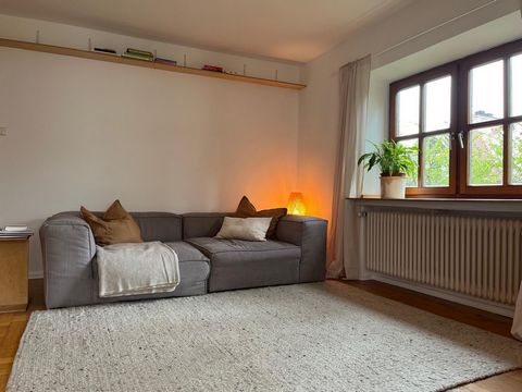 Stilvoll und minimalistisch eingerichte lichtdurchflutete Wohnung in einem freistehenden Altbau Zweifamilienhaus. Die Wohnung ist frisch renoviert und hochwertig eingerichtet. Alle Böden sind Echtholz Parkettböden. Durch die voll ausgestattete Küche,...