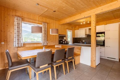 Welkom in uw ideale alpine toevluchtsoord! Dit charmante chalet biedt 100 m² elegante leefruimte en biedt comfortabel plaats aan maximaal 9 gasten. Perfect voor gezinnen of groepen, het biedt een mix van comfort en luxe, inclusief een rustgevende whi...