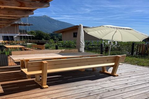 Questo bellissimo chalet bifamiliare per un massimo di 6 persone si trova in un piccolo parco vacanze nel comune di Obermöschach, nelle immediate vicinanze di Hermagor nella regione Nassfeld - Pressegger See in Carinzia, a 10 minuti di macchina dal M...