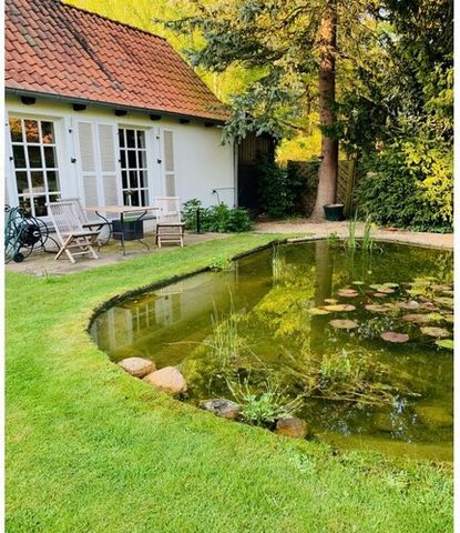 En la casa de vacaciones 'il giardino' hay un dormitorio abierto con una cama doble grande (160 x 200), un salón con chimenea, una despensa con microondas y cocina eléctrica, una cafetera con monomando y un vestidor independiente. y cuarto de ducha. ...