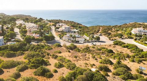 Terrain urbain (nr 44 ) à vendre dans une urbanisation de front de mer à Carvoeiro avec des vues fabuleuses sur la mer, permet la construction d'une villa de luxe deux étages de 375 m² plus terrasses. Il s'agit d'un investissement fantastique et d'un...