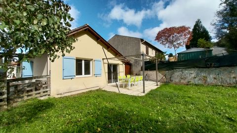 Sur la commune de Marsac sur l'isle, NETO-IMMO vous présente ce plain pied comprenant une cuisine semi ouverte entièrement équipée, un séjour d'environ 21m2 ainsi que trois chambres dont une avec un dressing aménagé. La salle de bains dispose d'une d...