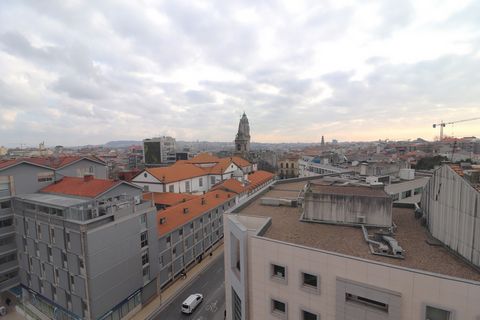 Te presento tu refugio urbano en pleno centro de Oporto, un apartamento de 2 dormitorios con impresionantes vistas sobre la ciudad, a la espera de una reforma a tu gusto. Ubicación privilegiada a pocos pasos de la vibrante vida cultural y comercial d...