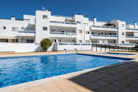 Kommen Sie und sehen Sie sich diesen Vorschlag der Typologie T2 in Santa Luzia an. Das Anwesen verfügt über zwei Schlafzimmer und ein großes Wohnzimmer mit Balkon, wo Sie einen spektakulären Sonnenuntergang betrachten können. Es verfügt auch über ein...