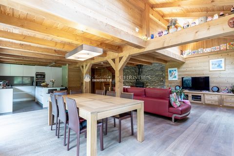 Vallée de Chamonix, Les Houches, laissez-vous séduire par ce très beau chalet réalisé par un constructeur local renommé. Réalisé avec des matériaux de qualité et finitions soignées, il se compose en rez-de-jardin, d'un vaste séjour avec cuisine ouver...