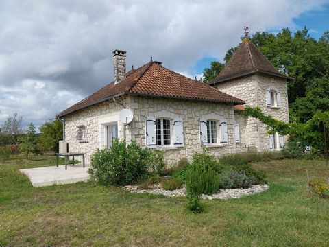 NETO-IMMO vous propose de visiter cette belle propriété placée sur une hauteur dominante qui lui donne une vue panoramique. Elle est située à Mareuil en Périgord qui profite d'une ligne de bus venant de la gare TGV d'Angoulême qui vous place à 2h15 d...