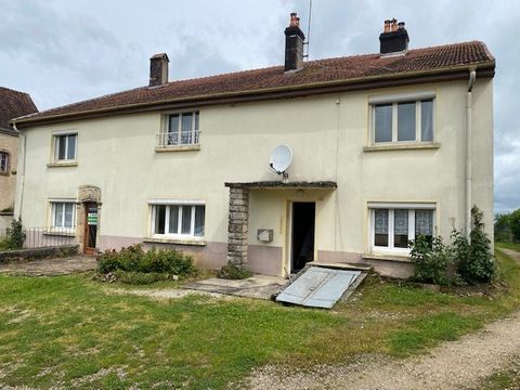 Bersot immobilier Vesoul biedt u in de omgeving van Dampierre les Conflans deze oude boerderij bestaande uit op de begane grond een keuken, een eetkamer, een slaapkamer, een doucheruimte, een toilet en een wasruimte. Boven, drie slaapkamers. Zolder e...