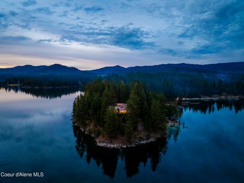 Eingebettet in die ruhigen Ufer des Hayden Lake, bietet dieses exquisite Anwesen am Wasser den Inbegriff von Luxusleben auf einer eigenen, abgelegenen Halbinsel. Mit unvergleichlicher Privatsphäre und atemberaubender natürlicher Schönheit ist dieses ...