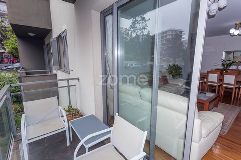 Identificação do imóvel: ZMPT570852 Come and see this marvellous two-bedroom flat in the prestigious Barreiros Residence building! With one suite, one bedroom, two bathrooms, two balconies, a car park and two storage rooms, this is the perfect home f...