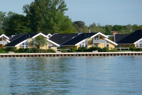 Dit vakantiepark beschikt over een eigen lido direct aan de oevers van de Müritz, bekend als de Kleine Zee van Duitsland. Het is geïntegreerd met de beschermde jachthaven Müritz in het havendorp Rechlin en biedt directe toegang tot vlakke zandstrande...