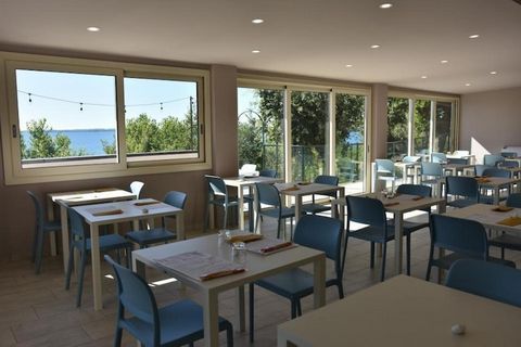 Vacanze nel caravan park direttamente sul Lago di Garda, immerso tra ulivi secolari. Le case mobili sono modernamente arredate e dispongono tutte di terrazzo coperto con giardino. Il vostro villaggio vacanze offre servizi per tutta la famiglia: pisci...