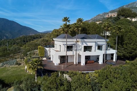 Vrijstaande Villa, Istán, Costa del Sol. 5 Slaapkamers, 6.5 Badkamers, Bouwoppervlakte 513 m², Terras 341 m², Tuin/grond 16102 m². Ligging : Landelijk, Dichtbij stad. Zonorientatie : Zuid, Zuid West. Huidige Staat : Uitstekend. Zwembad : Privé. Klima...