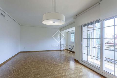 Esta vivienda luminosa de 149 m² está en alquiler en una ubicación excepcional en pleno centro de Valencia, en un edificio de finales de los años sesenta en buen estado y con mucha luz. El piso consta de un salón-comedor amplio y acogedor con orienta...