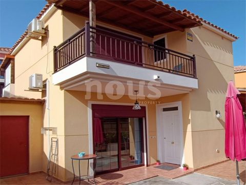 Riferimento: 04209. Nell'urbanizzazione La Perla, troverai questo chalet individuale in perfette condizioni. La struttura dispone di 4 camere da letto, 2 bagni completi e servizi igienici. Al piano terra, a livello della strada, troviamo un ampio sog...