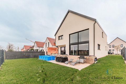 Come and discover this magnificent house of 192 m2, on a plot of 4 ares 97, built in 2018, and located in a quiet area of Molsheim, close to amenities, and access to the motorway. On the ground floor, the entrance with separate WC, fitted dressing ro...