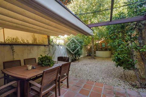 This charming 20th-century house, completely renovated and in excellent condition, combines the charm of its high ceilings and original details with a modern and functional design. With a patio- garden that includes a fountain, it is an oasis of tran...