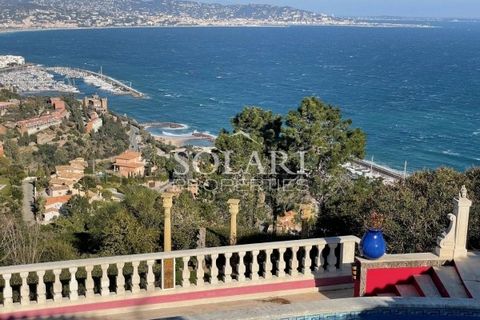 Anwesen mit Panoramablick über die Bucht von Cannes mit allen Sonnenstrahlen, in einer prestigeträchtigen Domäne. Der angelegte Garten ist von Springbrunnen und exotischen Pflanzen umgeben, die sich perfekt in den provenzalischen Stil der Villa einfü...