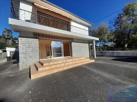 EXCLUSIVITÉ AGENCE EUROPÉENNE Lourdes, quartier du stade, en rez-de-chaussée d'une maison, appartement de type 4 de 103 m2 avec garage de 21 m2 et espace extérieur. Cet appartement est composé d'un séjour de 35 m2 avec baie vitrée donnant sur une ter...