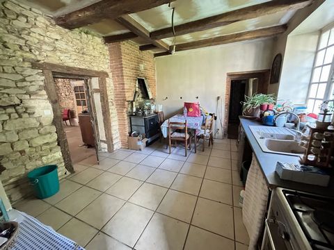 Ref 18842TF - Drambon - In the center of the village, house to renovate on a wooded park of 2650m2. A beautiful central staircase serves kitchen, living room, bedroom and bathroom. Upstairs three large bedrooms. Attic, barn. Vaulted cellar and bread ...