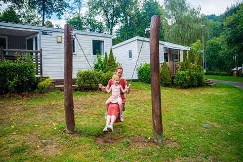 Ce chalet indépendant et moderne est situé dans le parc de vacances Resort Kohnenhof magnifiquement situé sur la rivière Our, à deux pas de la frontière avec l'Allemagne. Le parc de vacances est situé dans un environnement naturel à 7 km du petit cen...