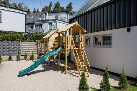 Rodzinny ośrodek wypoczynkowy blisko plaży. Okolica jest cicha i spokojna, bezpośrednie sąsiedztwo lasu. Na ogrodzonym i bezpiecznym terenie czeka 10 komfortowych domków wakacyjnych z tarasami. Piętrowe domki wakacyjne. Na parterze jest pokój dzienny...