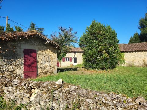 Vous rêvez d'une rénovation au calme et avec un fort potentiel, cette longère est faite pour vous. Nichée sur une belle parcelle arborée de plus de 1400m2, ce bien bénéficie d'une grande dépendances en pierre et d'un préau. Lumineuse avec poutres, ch...