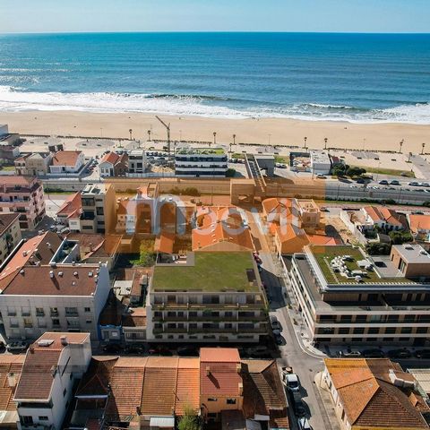 Appartement de 2 chambres avec 108 m2 de surface au sol, balcon de 19 m2 et place de parking, inséré dans un nouveau développement à côté de la plage, à Espinho. Les appartements bénéficient d’un excellent emplacement, à l’angle de la 5ème rue et de ...