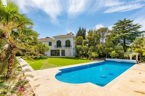 Gelegen in Cap d'Antibes, dicht bij de stranden, werd deze villa van ongeveer 300 m² in 2023 gerenoveerd met hoogwaardige materialen en biedt hoogwaardige diensten. Begane grond: een mooi terras en tuin zijn toegankelijk vanuit de woonkamer en de eet...