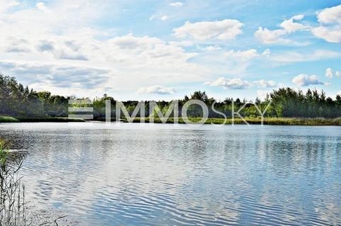 Szukasz działki z bezpośrednim dostępem do wody? Witamy w Twojej wymarzonej posiadłości na nabrzeżu! Ta ekskluzywna nieruchomość oferuje możliwość stworzenia własnego raju. Piękna nieruchomość na nabrzeżu gwarantuje pełną prywatność i zapierające dec...