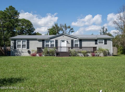 ¡Esta es su oportunidad de poseer una propiedad de medio acre en esquina bellamente ajardinada en el lado norte de Jacksonville! Este 3/2 cuenta con cocina y baños muy bien renovados, espacio flexible, techo de metal, cubiertas delanteras y traseras ...