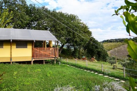 ¿Cómo disfrutar de la naturaleza sin renunciar al confort? La mejor manera es probar una estancia Glamping. La tienda tiene capacidad para 5 personas, con 2 dormitorios y un baño con ducha de hidromasaje. El aire acondicionado te mantendrá fresco inc...